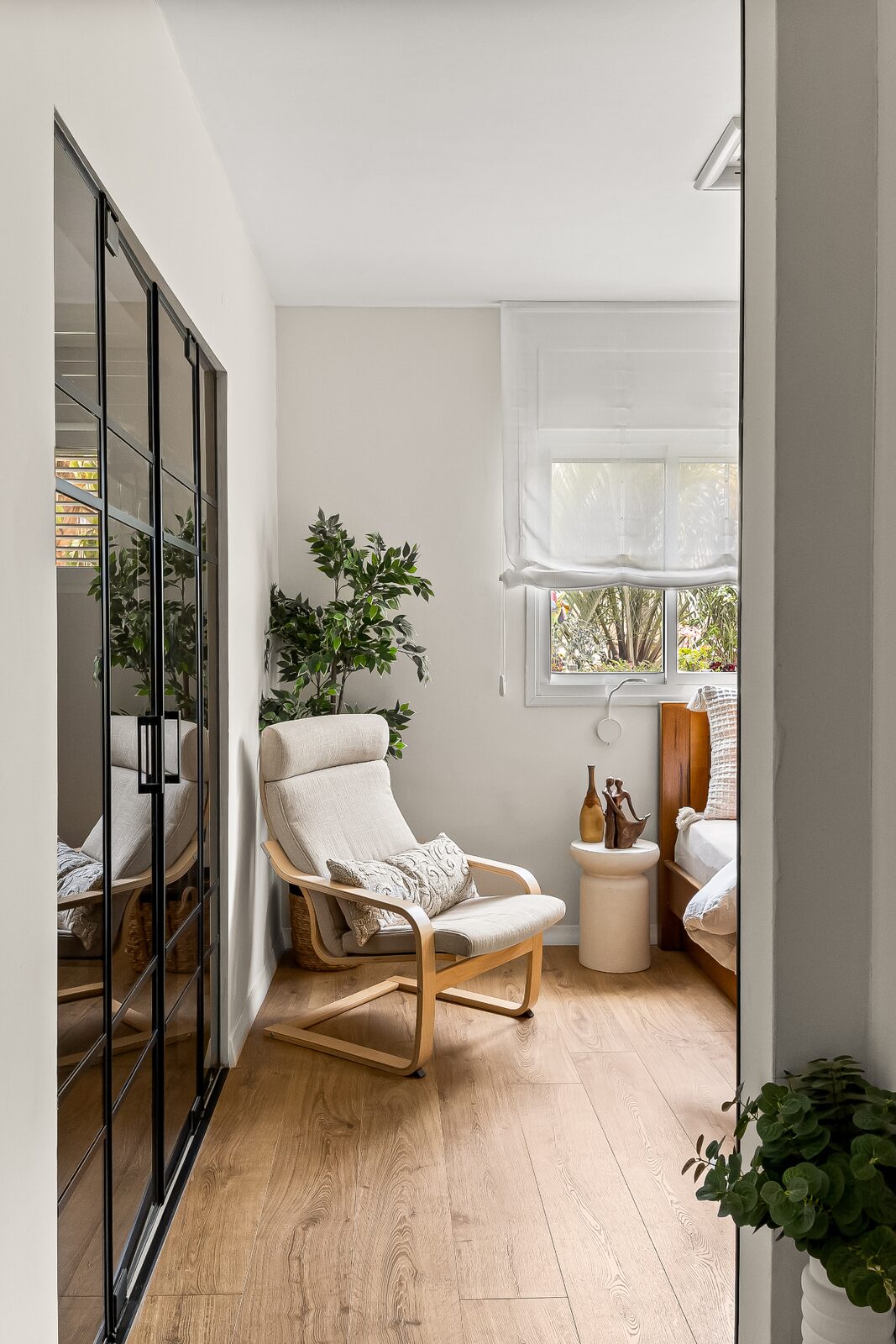 Rishon LeZion reading nook with cantilever armchair, mirrored wardrobe and bedroom view