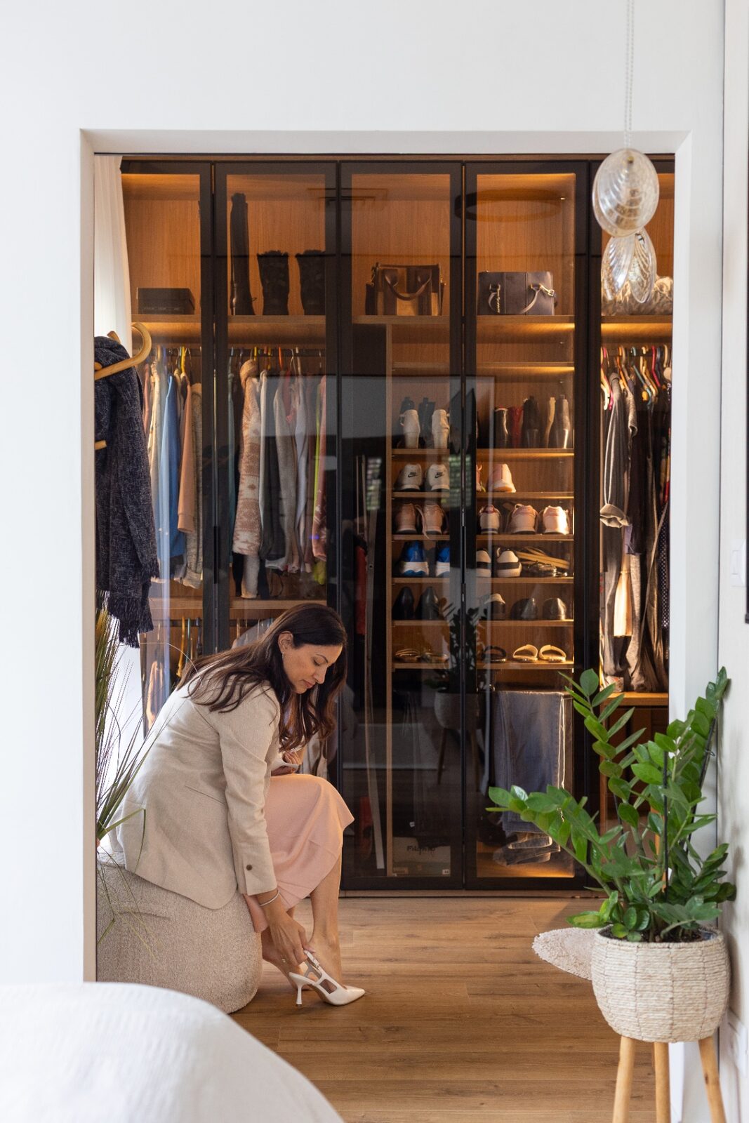 Rishon LeZion walk-in closet with glass doors and integrated lighting