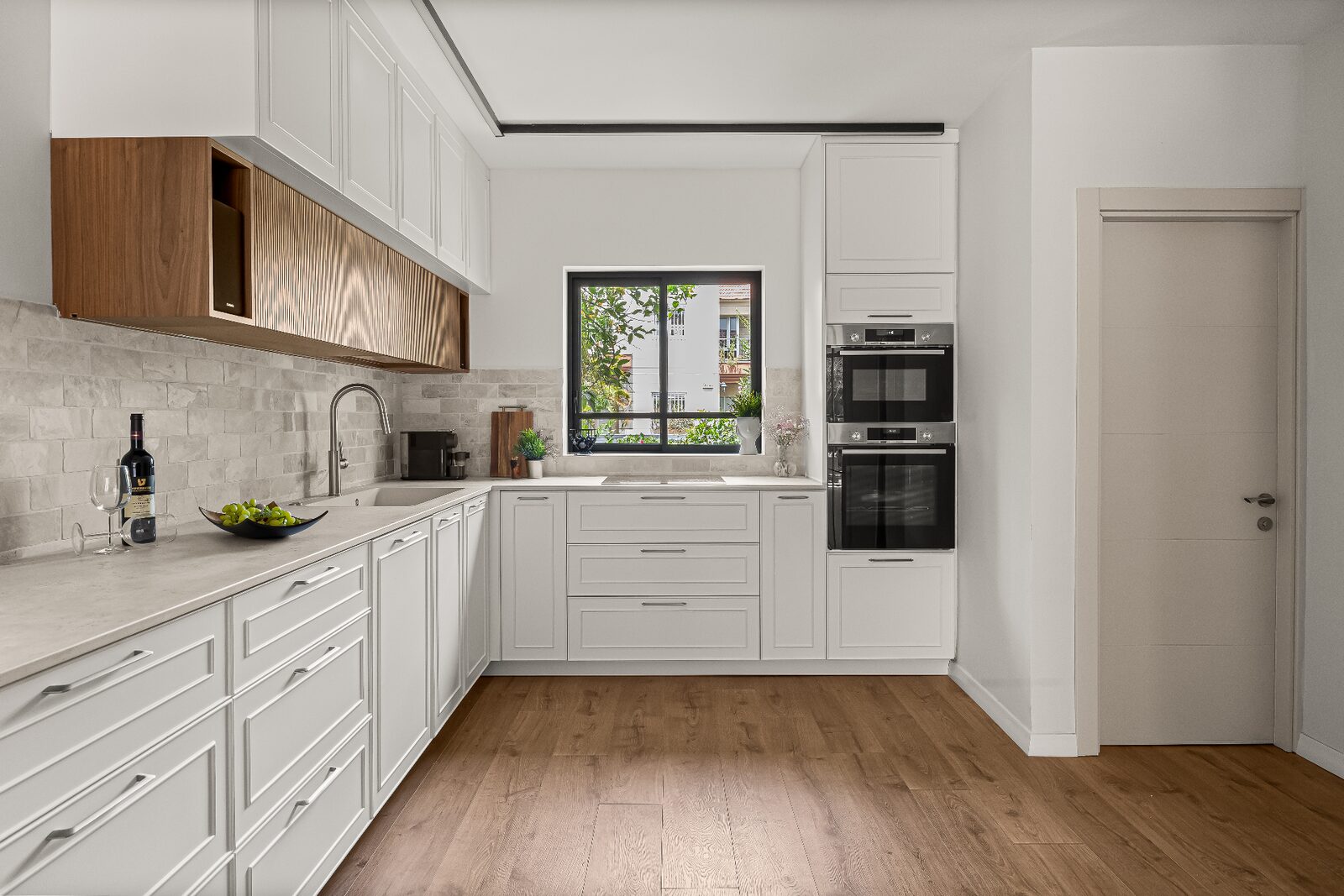 Rishon LeZion kitchen sink wall with custom cabinetry and ovens