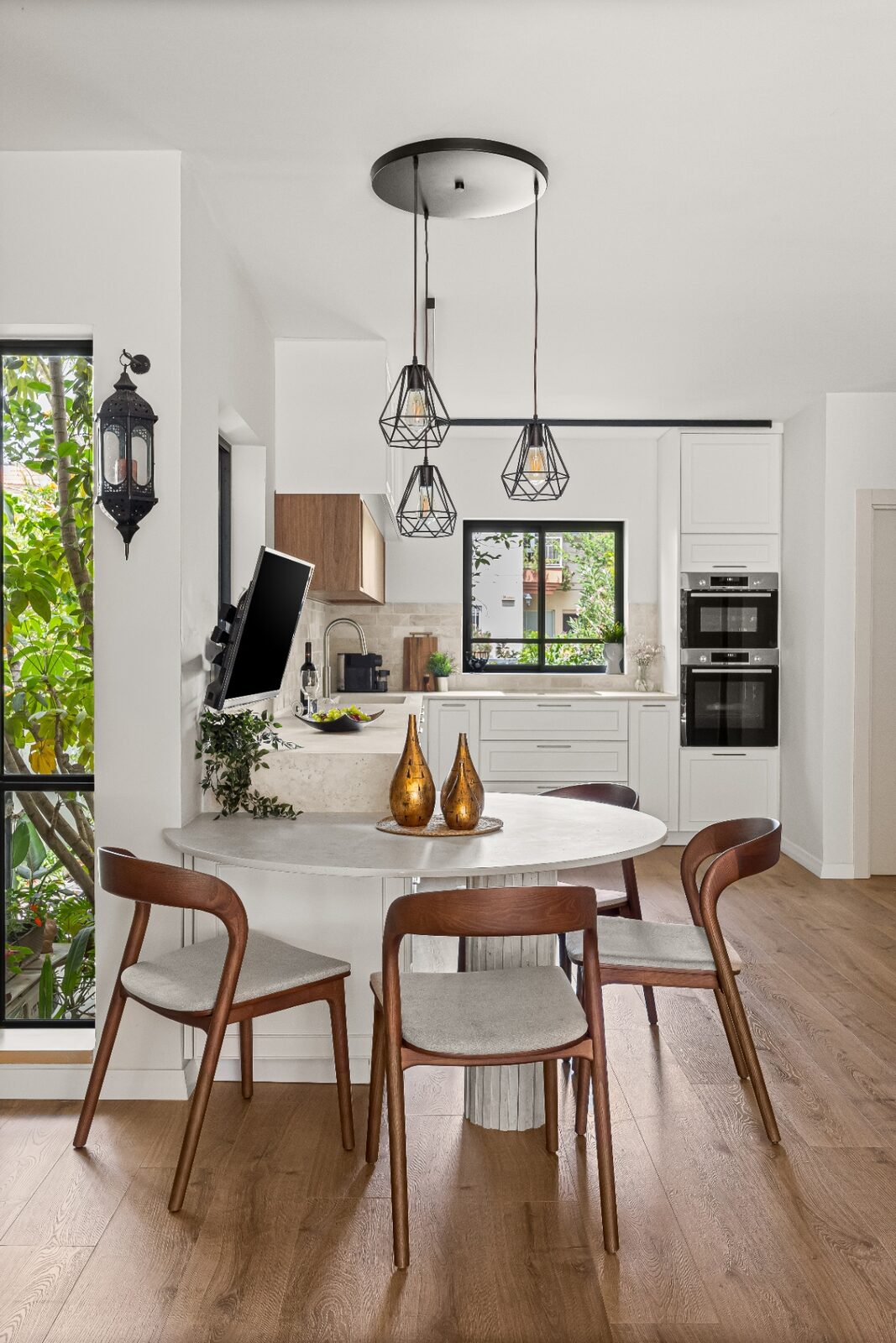Rishon LeZion dining table and kitchen beneath pendant lights