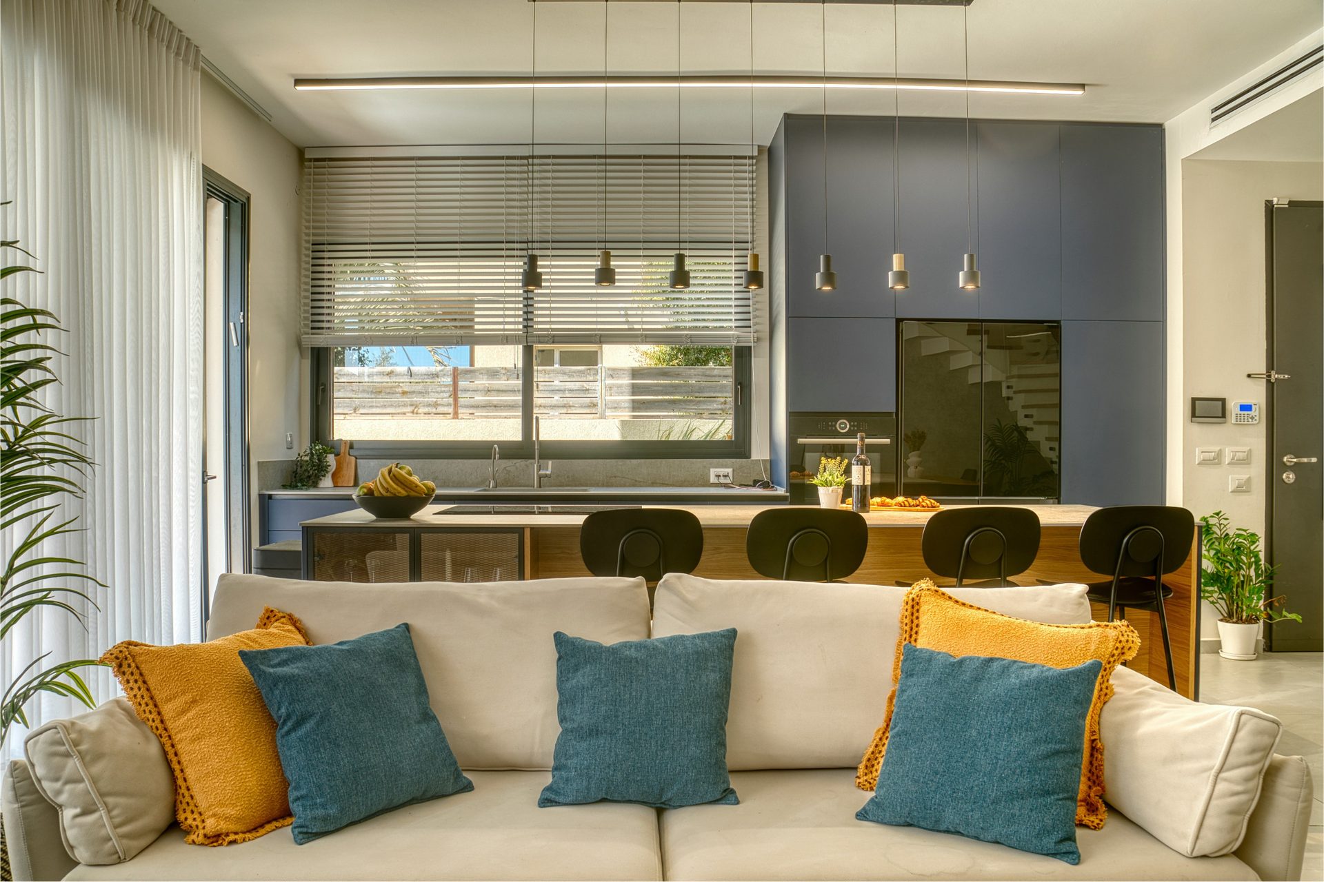 Gedera open-plan living room flowing into the kitchen