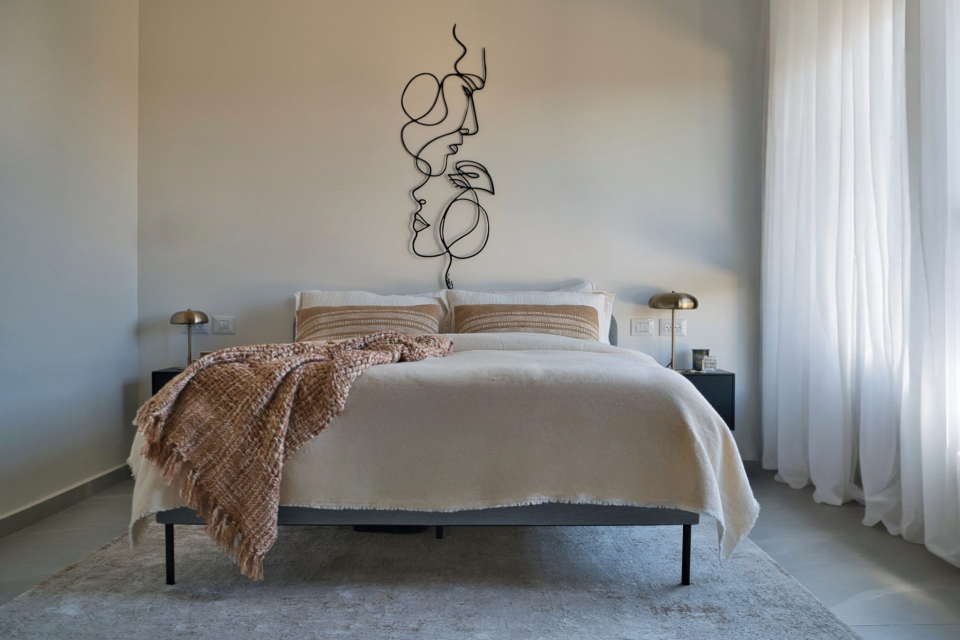 Rishon LeZion bedroom with wire art sculpture