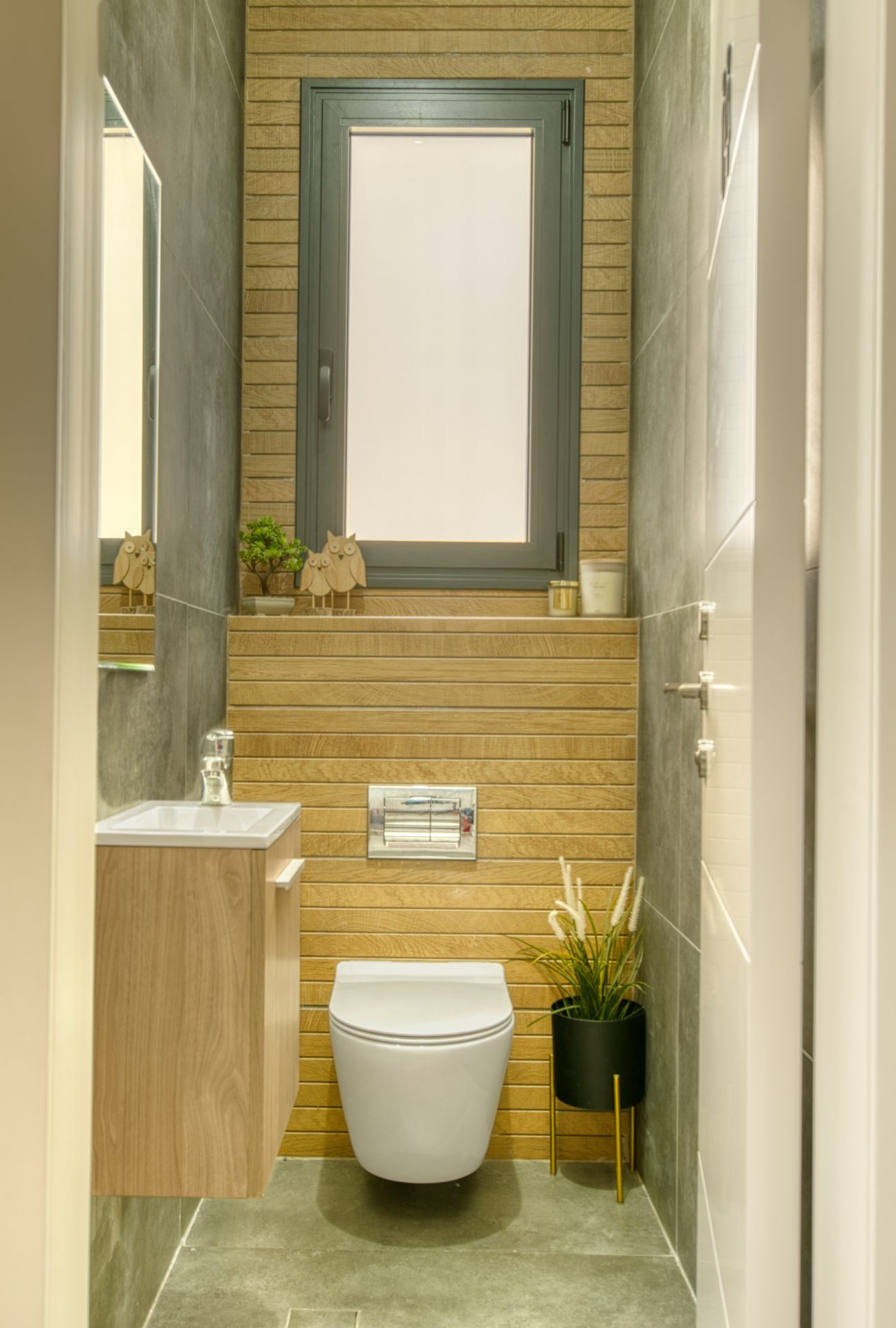 Rishon LeZion powder room with wood paneling